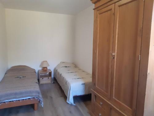 1 dormitorio con 2 camas y armario en Maison Corrençon-en-Vercors, 5 pièces, 8 personnes - FR-1-761-1, en Corrençon-en-Vercors