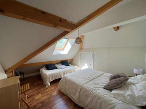 ein Schlafzimmer im Dachgeschoss mit zwei Betten und einem Fenster in der Unterkunft Duplex T4 au cœur du village, 3 chambres, garage, pour 6/7 pers. - FR-1-761-12 in Villard-de-Lans