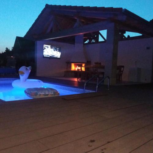 una casa con piscina por la noche en Karolingerweg, en Lauterhofen