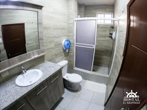 y baño con aseo, lavabo y ducha. en Hostal El Naufrago 1, en Manta