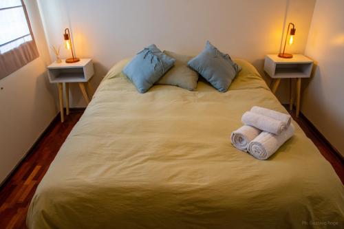a bed with two towels on it with two lamps at Del Río Bienes Raíces España 7 in Mendoza