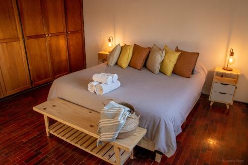 1 dormitorio con 1 cama con toallas en ljapartments San Lorenzo 7 en Mendoza