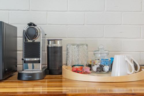 Utensilios para hacer té y café en Cosmo Motel Adamstown