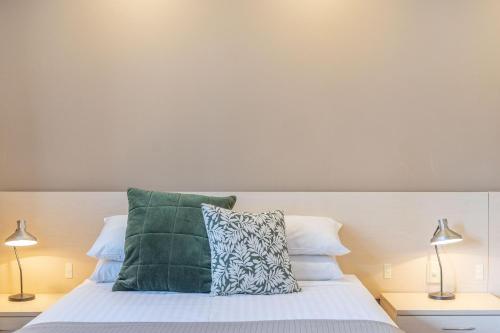 Cama o camas de una habitación en Cosmo Motel Adamstown