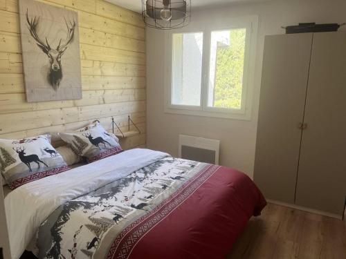 une chambre avec un lit et une fenêtre dans l'établissement Appartement 3 pièces avec balcon, WiFi, parking, proche station, Les Angles - FR-1-593-103, aux Angles