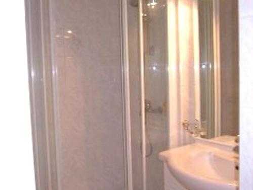 une salle de bain avec douche et lavabo dans l'établissement Studio skis aux pieds, 4 pers, balcon, commerces proches - FR-1-322-548, aux Orres