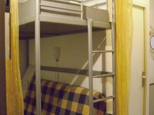 - un lit superposé avec une échelle dans une chambre dans l'établissement Studio skis aux pieds, 4 pers, balcon, commerces proches - FR-1-322-548, aux Orres