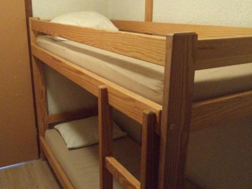 quelques lits superposés dans une chambre dans l'établissement Studio 4 pers au cœur des Orres 1650, accès direct pistes et commerces - FR-1-322-557, aux Orres
