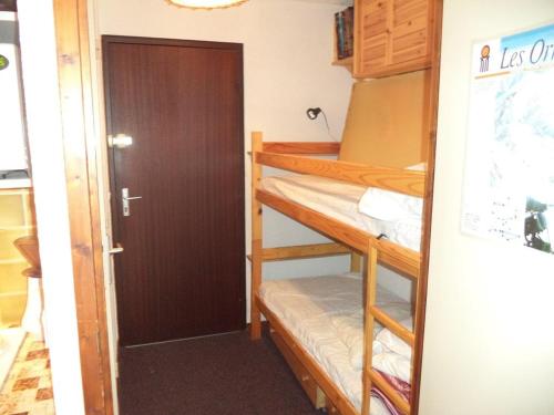 Cette chambre comprend 2 lits superposés et une porte. dans l'établissement Studio Les Orres, 1 pièce, 4 personnes - FR-1-322-552, aux Orres