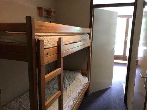 two bunk beds in a room with a window at Studio Les Orres, 1 pièce, 4 personnes - FR-1-322-578 in Les Orres