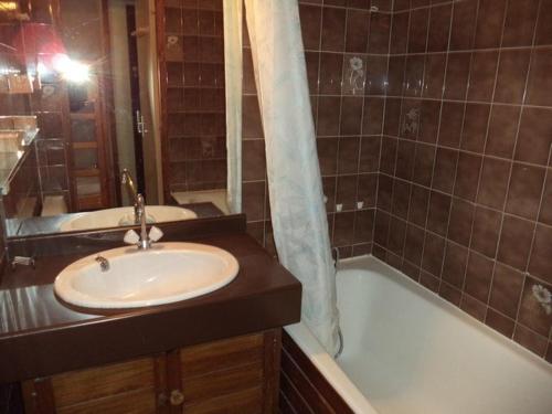 a bathroom with a sink and a bath tub at Studio Les Orres, 1 pièce, 4 personnes - FR-1-322-578 in Les Orres