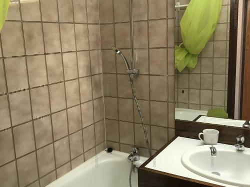 La salle de bains est pourvue d'une baignoire et d'un lavabo. dans l'établissement Studio Les Orres, 1 pièce, 6 personnes - FR-1-322-554, aux Orres