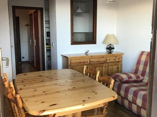 - une table en bois et un canapé dans le salon dans l'établissement T2 6 Pers au pied des pistes - Les Orres 1650 - FR-1-322-559, aux Orres