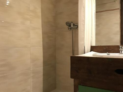 une salle de bain avec un lavabo et une douche dans l'établissement T2 6 Pers au pied des pistes - Les Orres 1650 - FR-1-322-559, aux Orres