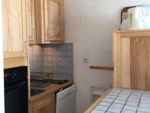 Il comprend une petite cuisine équipée d'un évier et d'un lave-vaisselle. dans l'établissement Appartement spacieux au pied des remontées, terrasse sud, 2 pièces, 6 personnes, accès direct aux pistes - FR-1-322-563, aux Orres