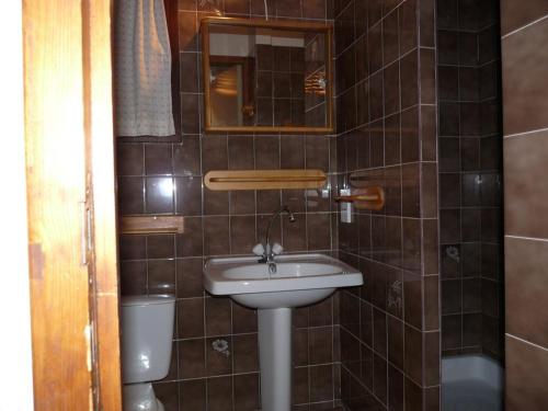 une salle de bain avec un lavabo et des toilettes dans l'établissement Studio 4 pers, centre Les Orres 1650, proche pistes - FR-1-322-576, aux Orres