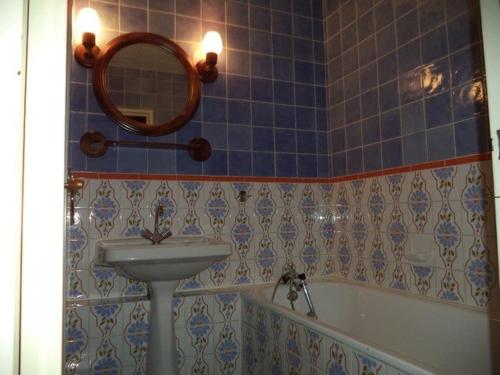 La salle de bains est pourvue d'un lavabo, d'une baignoire et d'un miroir. dans l'établissement Studio Les Orres, 1 pièce, 4 personnes - FR-1-322-583, aux Orres