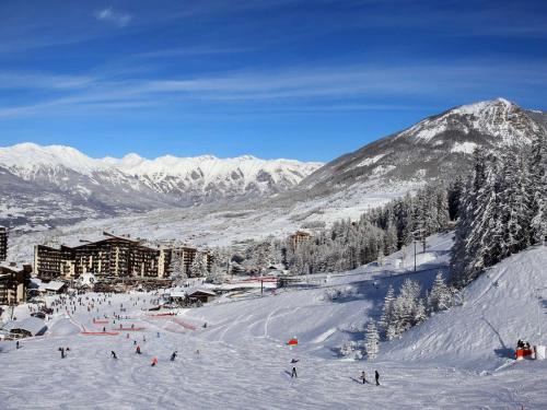 un groupe de personnes skier sur une montagne enneigée dans l'établissement Studio Les Orres, 1 pièce, 4 personnes - FR-1-322-583, aux Orres