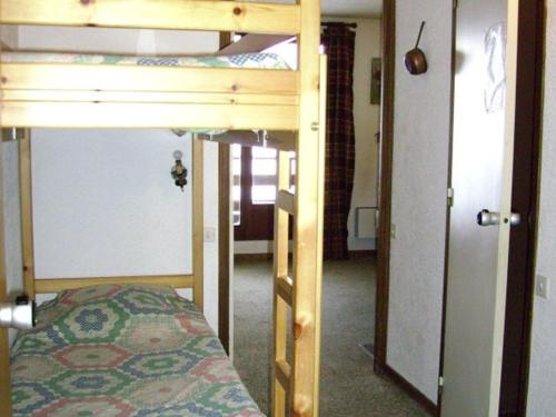 a bedroom with a bunk bed and a hallway at Studio Les Orres, 1 pièce, 4 personnes - FR-1-322-579 in Les Orres