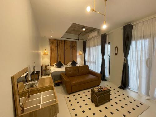 YOLO Bangkok Boutique Hotelにあるベッド