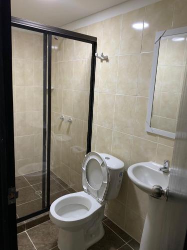 A bathroom at Apartahotel APR