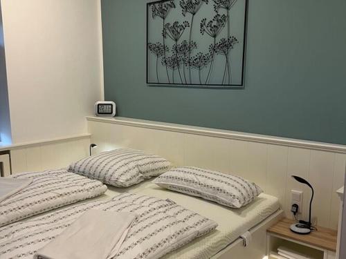 ein Bett mit zwei Kissen darüber in der Unterkunft Holiday apartment with sea views of Föhr in Wyk auf Föhr