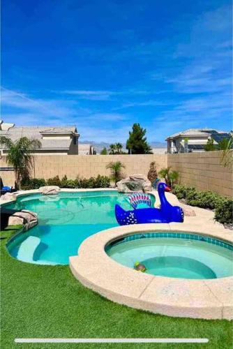 una piscina en un patio con una inflable azul en CasAHermosa Cozy getaway !, en Las Vegas