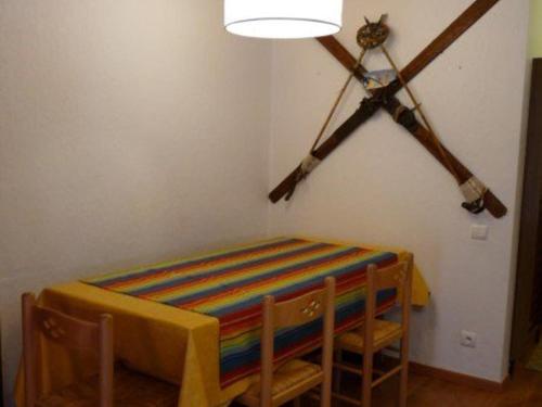 um quarto com uma mesa e duas cadeiras e uma luz em Appartement Les Orres, 3 pièces, 8 personnes - FR-1-322-586 em Les Orres