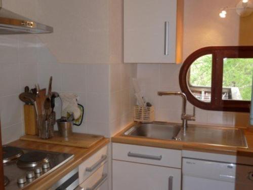 a kitchen with a sink and a counter top at Appartement Les Orres, 3 pièces, 8 personnes - FR-1-322-586 in Les Orres