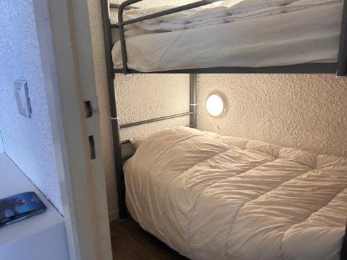 Ce lit se trouve dans un dortoir doté de lits superposés. dans l'établissement Studio Cabine 4 pers. à Risoul 1850, Accès Direct Pistes, Balcon, Piscine Chauffée l'Été - FR-1-330-575, à Risoul