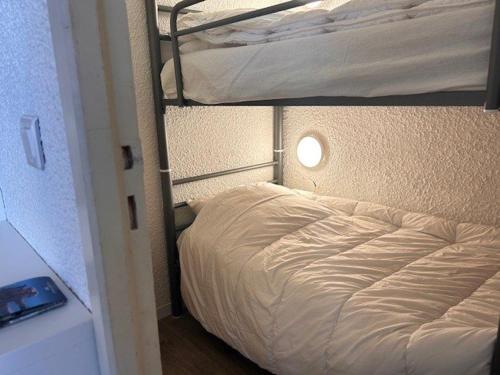 a bed in a room with a bunk bed at Appartement Risoul, 1 pièce, 4 personnes - FR-1-330-575 in Risoul