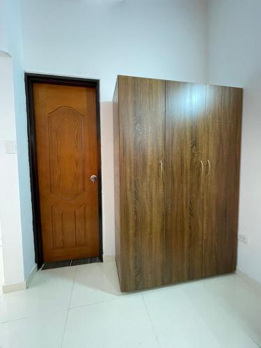 a pair of wooden doors in a room at VIVENTO Habitaciones Lujosas Estrato 6 Frente Campanario in Popayan