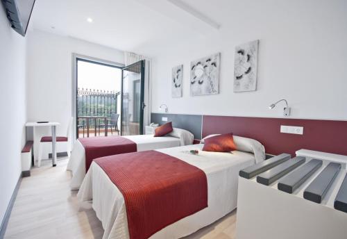 A bed or beds in a room at Hotel Ferramenteiro de Portomarin