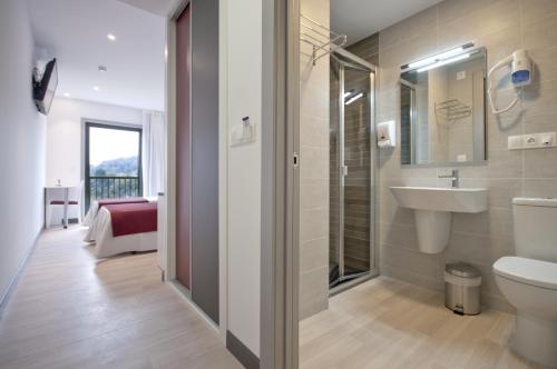 A bathroom at Hotel Ferramenteiro de Portomarin