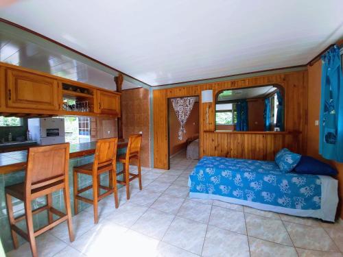 a living room with a bed and a kitchen at Studio Poe 1 Room Fare Tepua Lodge in Uturoa