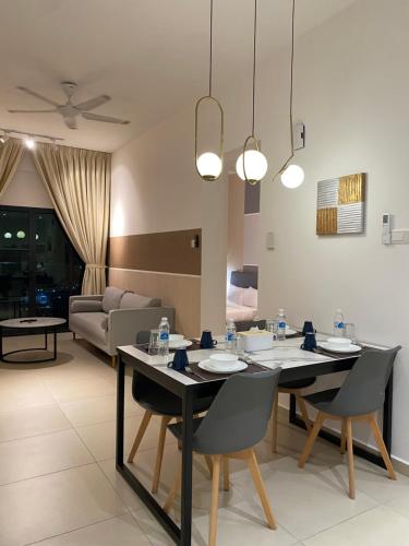 Eaton Residences at Leo في كوالالمبور: غرفة طعام وغرفة معيشة مع طاولة وكراسي