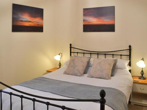 1 dormitorio con 1 cama con 2 lámparas en una mesa en Rook en Broadhempston
