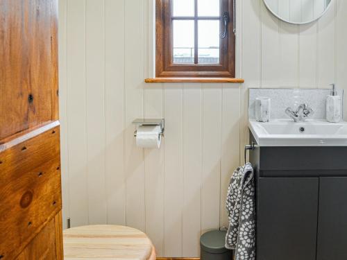 uma casa de banho com um lavatório e um WC em Blue Bell - Uk46018 em Pocklington