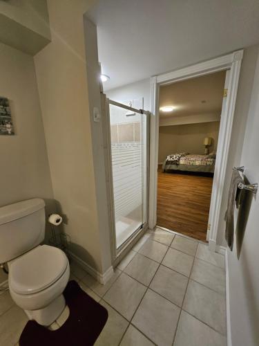 łazienka z toaletą i kabiną prysznicową w obiekcie Oakridge w mieście North Bay