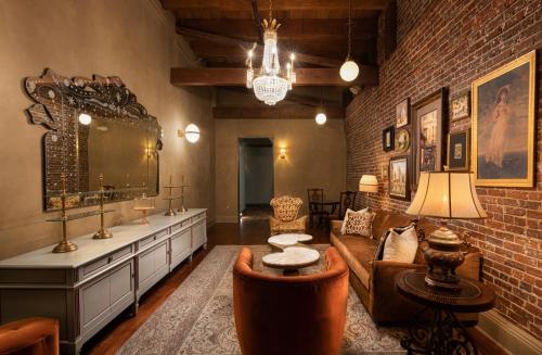 a living room with a couch and a mirror at Hotel Cleo Knoxville in Knoxville