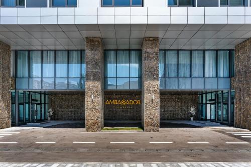 ウランバートルにあるAmbassador Residenceの看板のある建物の入り口