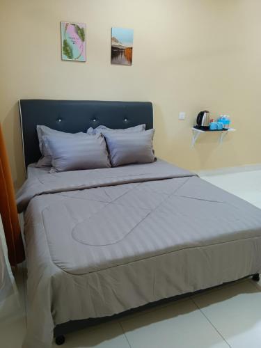 ein großes Bett in einem Zimmer mit in der Unterkunft NURUL ROOMSTAY LANGKAWI in Pantai Cenang