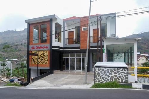 a building on the side of a street at RedDoorz Syariah near Gerbang Dieng 2 in Dieng