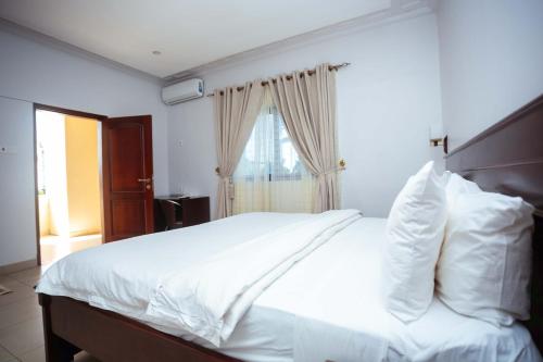 Ένα ή περισσότερα κρεβάτια σε δωμάτιο στο Aklin Hotel