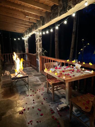 ロス・アスフレスにあるLos Azufres Spa Naturalのテーブルと暖炉付きの部屋