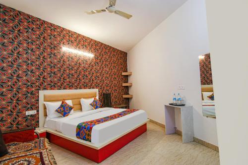 新德里的住宿－FabExpress Gross Plaza，一间卧室设有一张床和红色的墙壁