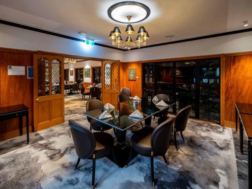 a dining room with a table and chairs at Hana Lodge in Rotorua