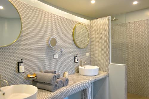 Ein Badezimmer in der Unterkunft Le Divine Comedie Beach Resort