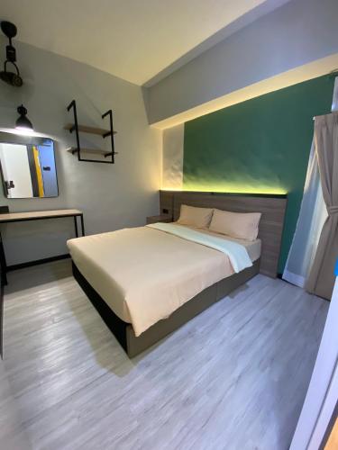 a bedroom with a large bed in a room at Clock Inn Backpackers Hostel in Tanah Rata