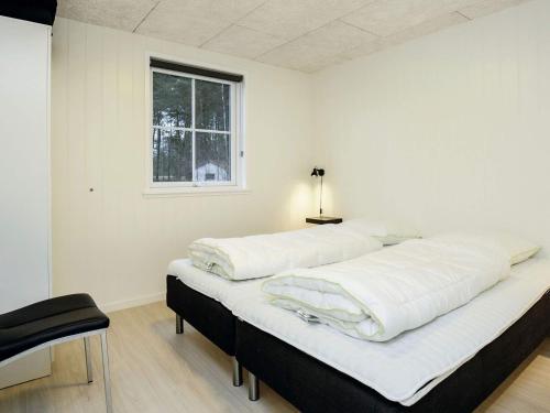 En eller flere senge i et værelse på Holiday home Læsø II